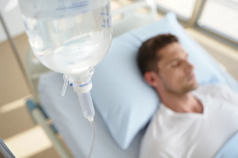 Мужчина лежит на больничной койке