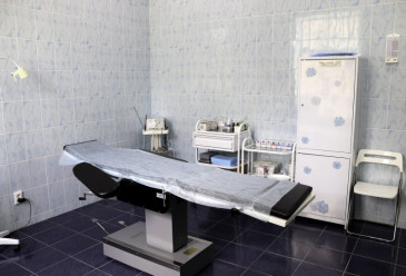 Пустая кушетка в кабинете клиники